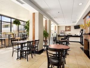 Un restaurante o sitio para comer en Inn & Suites at George Fort Gregg-Adams