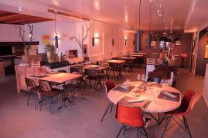 Restorāns vai citas vietas, kur ieturēt maltīti, naktsmītnē Hotel-Rotisserie La Tour Rouge