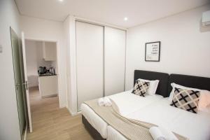 ポルトにあるCamões 691 Design Apartments by Porto City Hostsのベッドルーム1室(白いシーツと枕のベッド1台付)