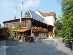 ein Gebäude mit Sonnenkollektoren darüber in der Unterkunft Hotel Köhlerhütte in Dresden