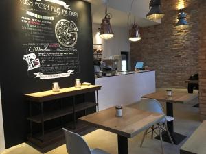 Um restaurante ou outro lugar para comer em ApartHostel Warszawa