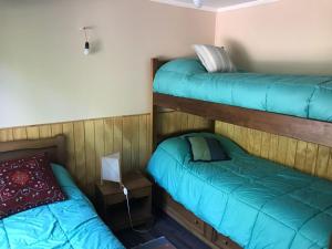 Poschodová posteľ alebo postele v izbe v ubytovaní Cabañas JL