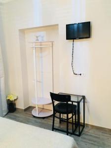 a room with a black chair and a glass table at Babyface in Rome