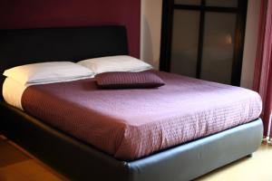 A bed or beds in a room at Acquadellarte B&B