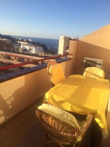 d'un balcon sur le toit avec une table et des chaises. dans l'établissement Residencial Jardines Del Mar, à Puerto de Santiago