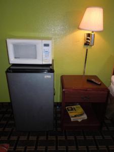 um micro-ondas em cima de um frigorífico num quarto em Boulevard Inn em Amherst