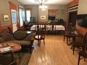 sala de estar con mesa y comedor en Greenway House Bed and Breakfast, en Green Lake