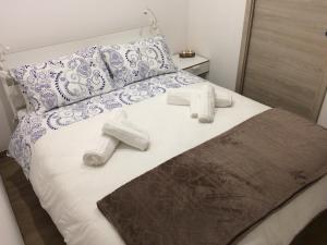 カリアリにあるAl centro di Cagliariのベッドルーム1室(白いシーツと枕のベッド1台付)