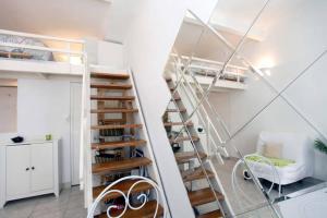 アンティーブにあるStudio- Antibes-Juan les Pins- Cote d'Azurの二段ベッド2組と階段が備わる客室です。