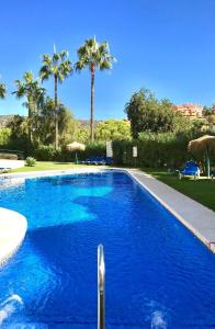 Bazén v ubytovaní La Terraza Apartment Elviria Marbella alebo v jeho blízkosti