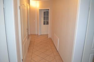 a hallway with a door and a tile floor at FH Bernstein in Ostseebad Karlshagen