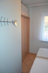 biały pokój z drzwiami i oknem w obiekcie FH Bernstein_CuE w mieście Karlshagen