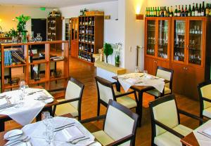 un restaurante con mesas y sillas en una habitación en DAS TANN rooms & wine en Thale