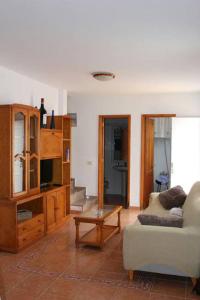 una sala de estar con un sofá y una mesa en Casa Armando, en Caleta de Sebo