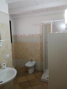 ViddalbaにあるMarcoのバスルーム(トイレ、洗面台、シャワー付)