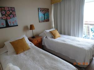 Habitación de hotel con 2 camas y ventana en Altos de San Alfonso - Lagoamar, Algarrobo, en Algarrobo