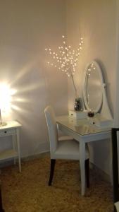 ローマにあるBoezio43B&Bの鏡付き化粧台、椅子