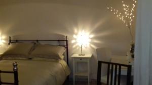 羅馬的住宿－寶賽奧43住宿加早餐旅館，一间卧室配有一张床和一张带台灯的桌子