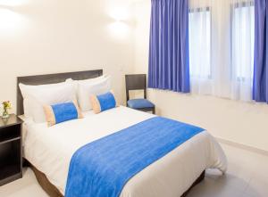 1 dormitorio con 1 cama grande y cortinas azules en Residencias Señorial, en Ciudad de México