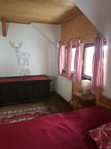 Postel nebo postele na pokoji v ubytování Urige Almhütte Innerkrems