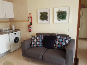 a living room with a couch and a washing machine at Páteo Badajoz in Sintra