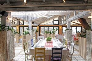 Reštaurácia alebo iné gastronomické zariadenie v ubytovaní Hotel Nova Bentbaša
