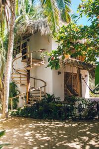 兹波利特Hotel Descalzo SPA的一间前面有楼梯的房子