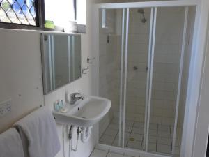A bathroom at Urangan Motor Inn