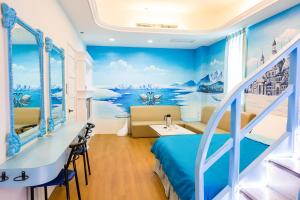 a room with a bedroom with blue walls at Good Luck Homestay in Xiaoliuqiu