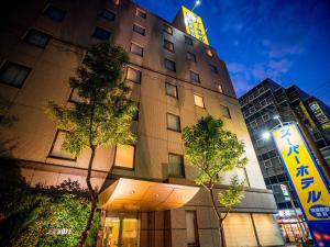 ein Gebäude mit einem Schild davor in der Unterkunft Super Hotel Umeda Higobashi in Osaka