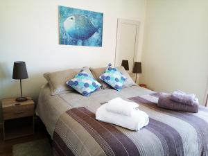 1 dormitorio con 1 cama con 2 almohadas en Departamento Arrieros, en Osorno