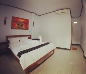 1 dormitorio con 1 cama en una habitación en Danke Lodge, en Labuan Bajo