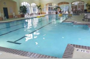 Unit at the Sheraton Broadway Plantation内部或周边的泳池