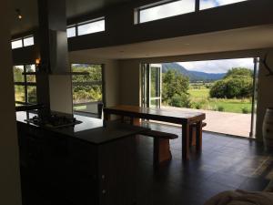 Vista generica sulle montagne o vista sulle montagne dall'interno della casa vacanze