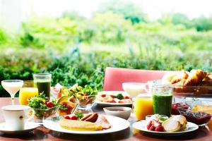 uma mesa coberta com pratos de alimentos e bebidas em GRAND NIKKO AWAJI em Awaji