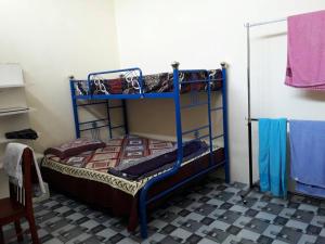 1 Schlafzimmer mit 2 Etagenbetten in einem Zimmer in der Unterkunft Homestay Ustaz in Taiping