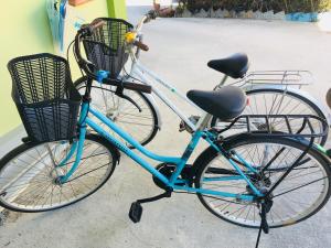 チェンライにあるSubrangsee Apartmentの2台の自転車が隣り合って駐車されている