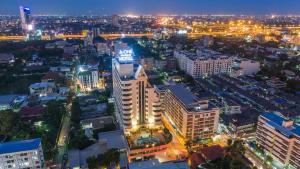 widok z powietrza na miasto w nocy w obiekcie A-ONE Bangkok Hotel w mieście Bangkok