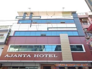 een gebouw met Aanga hotel erop geschreven bij Ajanta Hotel 100 Mtrs Railway Station & 400 Mtrs Dargah in Ajmer