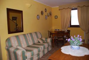 a living room with a couch and a table at La Poiana in Barrea