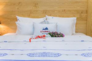 Postel nebo postele na pokoji v ubytování Starhill Hotel