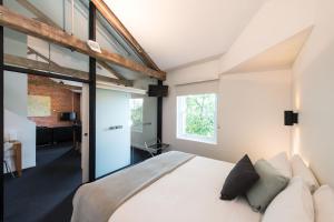 Un pat sau paturi într-o cameră la Sullivans Cove Apartments