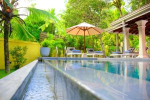 Horizon Villa في يوناواتونا: مسبح فيه مظله وكراسي وطاولة