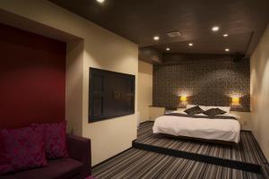 Кровать или кровати в номере Hotel Coco-Palm (Love Hotel)