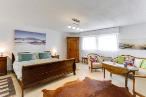 una camera da letto con un letto e un soggiorno di Magie Du Léman a Blonay