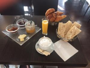 ラ・セーヌ・シュル・メールにあるHotel Restaurant La Frégateのパンとオレンジジュースの朝食付きテーブル