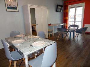 uma sala de jantar com uma mesa de prata e cadeiras em Avy Residence Lyon Bellecour em Lyon