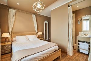Postel nebo postele na pokoji v ubytování Full House Hotel