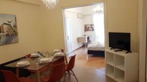 Televízia a/alebo spoločenská miestnosť v ubytovaní Menta errathens Apartment - Athens Center, 5 BD, 2 BATH