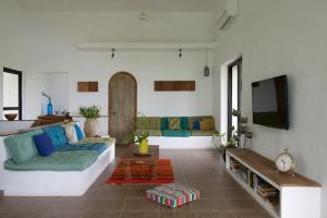 Μια τηλεόραση ή/και κέντρο ψυχαγωγίας στο Bungalow 89 by StayVista - A hill-view villa adorned with eclectic interiors for a truly unique & captivating stay